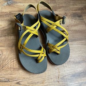 These are a pair of Chaco ZX/2 clouds.